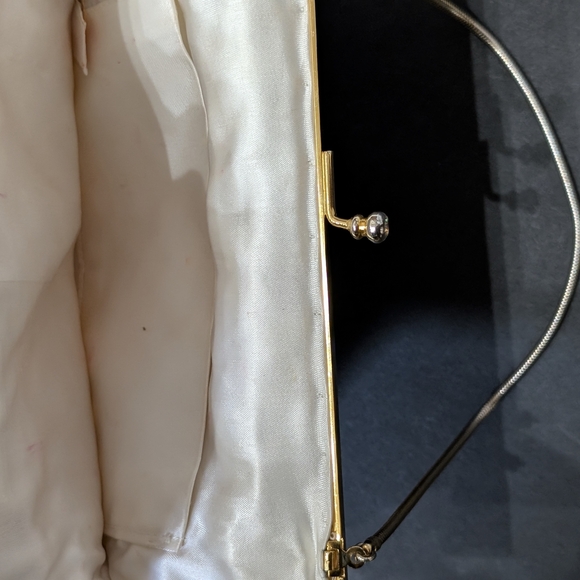 Walborg Elegant White Beaded Handbag - Picture 7 of 9